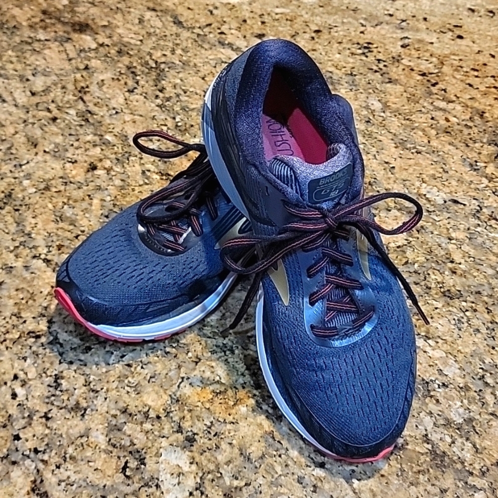 Brooks Men's Adrenaline GTS 18 size  Size 8.5